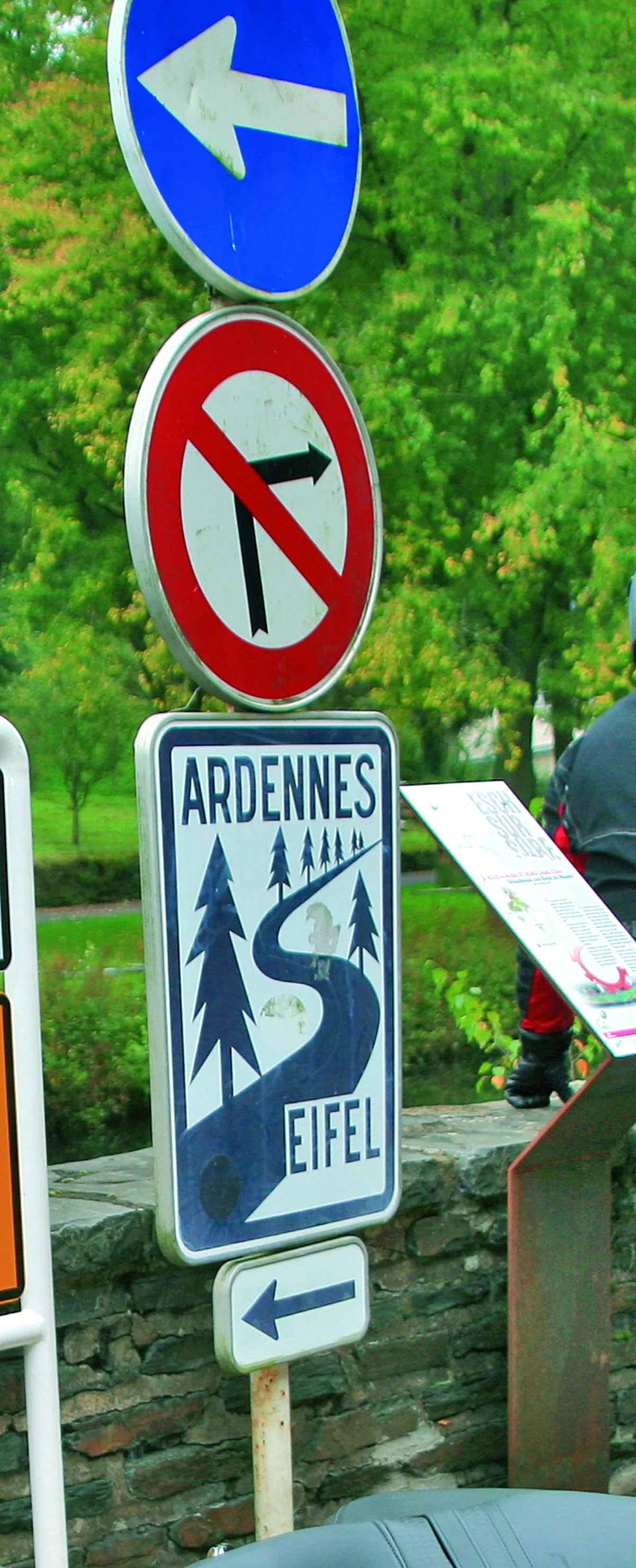 Wegweiser mit der Aufschrift Ardennes an einer Kreuzung